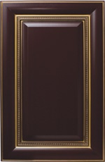 Рамка фасада: массив ольхи термообработанный.  Центральная часть: МДФ, облицованная шпоном тулипье.   Отделка: бордовая с золотой патиной.